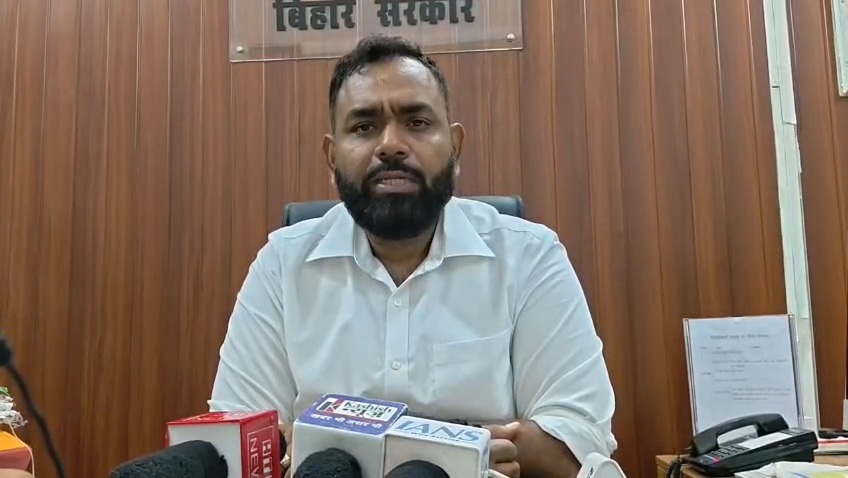 Bihar : रात के अंधेरे में हवाईअड्डे की जमीन पर कब्जे की कोशिश, भू-माफिया गिरोह का एक सदस्य गिरफ्तार, हाइवा जब्त Bihar : रात के अंधेरे में हवाईअड्डे की जमीन पर कब्जे की कोशिश, भू-माफिया गिरोह का एक सदस्य गिरफ्तार, हाइवा जब्त