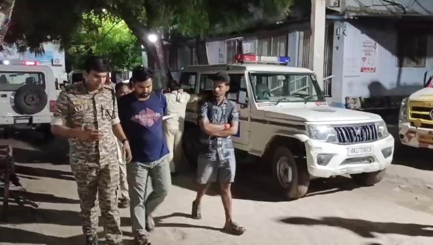 Bihar : उत्पाद विभाग की छापेमारी के दौरान मारपीट का आरोप, युवक की संदिग्ध मौत से गांव में आक्रोश Bihar : उत्पाद विभाग की छापेमारी के दौरान मारपीट का आरोप, युवक की संदिग्ध मौत से गांव में आक्रोश