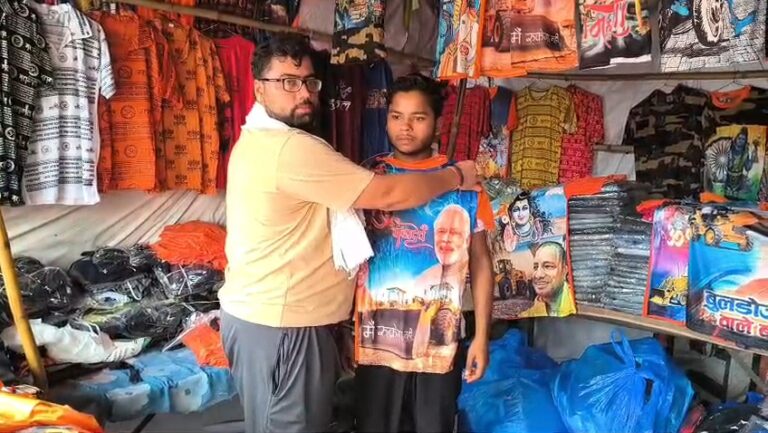 Uttar Pradesh : सावन में कांवड़ियों की पसंद बनी “बाबा का बुलडोजर” टी-शर्ट, बाजारों में सबसे ज्यादा डिमांड
