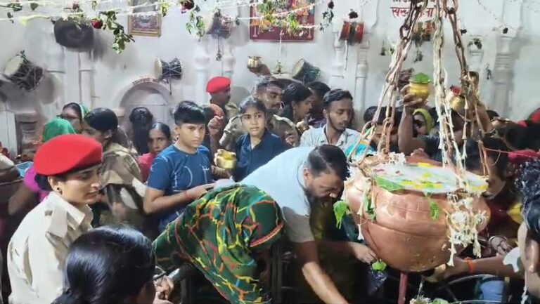 Bihar : सावन के पहले सोमवार को नर्मदेश्वर महादेव मंदिर में उमड़ी हजारों श्रद्धालुओं की भीड़, बोल बम के नारों से गूंजा परिसर