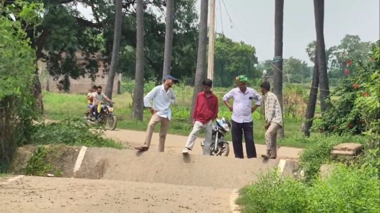 Bihar : 34 वर्ष पुरानी धमौल पुलिया बारिश में ढही, तीन प्रखंडों का संपर्क टूटा