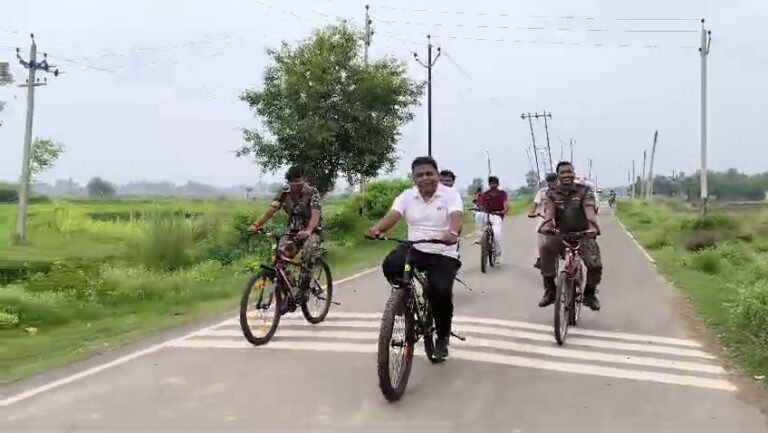 Bihar : सरकारी गाड़ी छोड़ साइकिल पर निकले डीएम शेखर आनंद, युवाओं को दिया फिटनेस और नशामुक्ति का संदेश