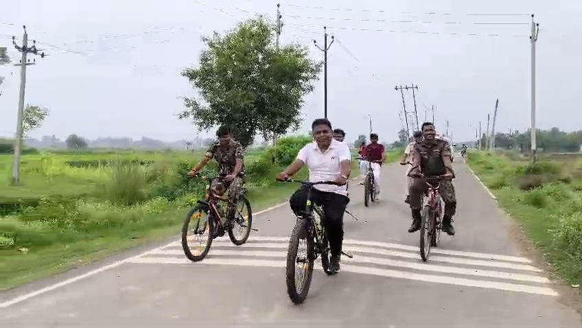Bihar : सरकारी गाड़ी छोड़ साइकिल पर निकले डीएम शेखर आनंद, युवाओं को दिया फिटनेस और नशामुक्ति का संदेश Bihar : सरकारी गाड़ी छोड़ साइकिल पर निकले डीएम शेखर आनंद, युवाओं को दिया फिटनेस और नशामुक्ति का संदेश