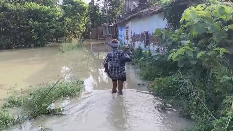 Bihar : मुजफ्फरपुर में बागमती का जलस्तर बढ़ने से कटरा के निचले इलाकों में बाढ़, स्कूल और घरों में घुसा पानी