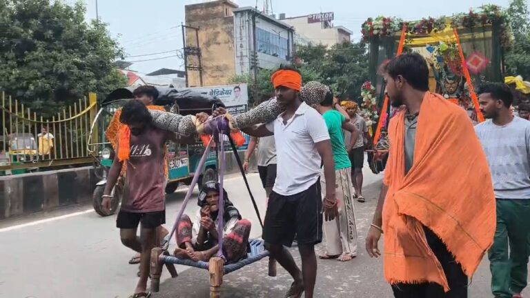 Uttar Pradesh : 95 वर्षीय दादी की हरिद्वार जाने की इच्छा पूरी करने को 25 पोते बने श्रवण, पालकी में उठाकर लाए कांवड़