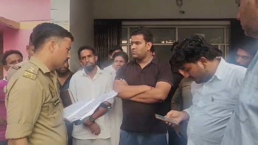 Hapur News : हापुड़ में कार में मिला युवक का शव, शराब के नशे में होने की आशंका, पोस्टमार्टम से खुलासा होगा Hapur News : हापुड़ में कार में मिला युवक का शव, शराब के नशे में होने की आशंका, पोस्टमार्टम से खुलासा होगा
