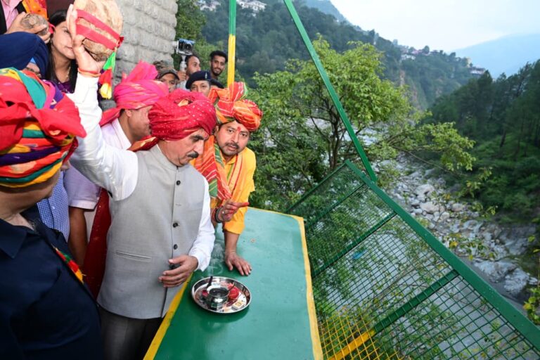 Himachal Pradesh: मुख्यमंत्री ने पारंपरिक मिंजर शोभायात्रा का नेतृत्व किया, चंबा के अंतरराष्ट्रीय मिंजर मेले का हुआ समापन