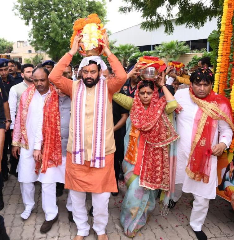 Guru Ravidas: हरियाणा में संत शिरोमणि गुरु रविदास जी की पवित्र कलश यात्रा को गुरुग्राम से मुख्यमंत्री नायब सिंह सैनी ने 27 संगठनात्मक जिलों के लिए किया रवाना