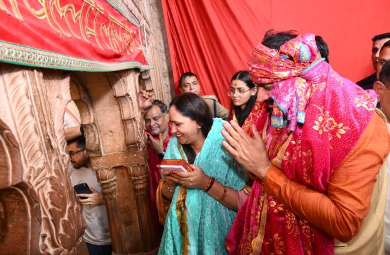 Haryana CM: मुख्यमंत्री नायब सिंह सैनी ने सपरिवार किए बांके बिहारी के दर्शन