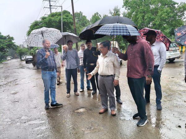 Rain Alert: नोएडा में बारिश के बीच महाप्रबंधक (सिविल) का निरीक्षण, अधिकांश क्षेत्रों में नहीं मिला जलभराव