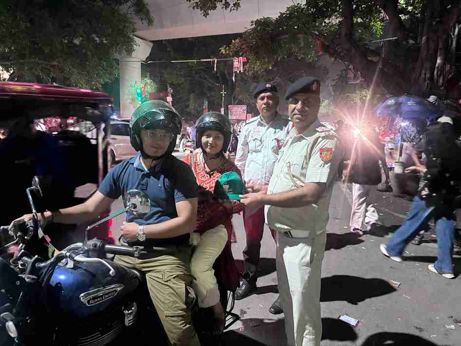Mayur Vihar Traffic Drive: मयूर विहार में ट्रैफिक नियम तोड़ने वालों पर बड़ी कार्रवाई, 136 चालान काटे; नियम मानने वालों को मिला तोहफा Mayur Vihar Traffic, Delhi Traffic Police, Traffic Challan, Road Safety Delhi, Helmet Checking