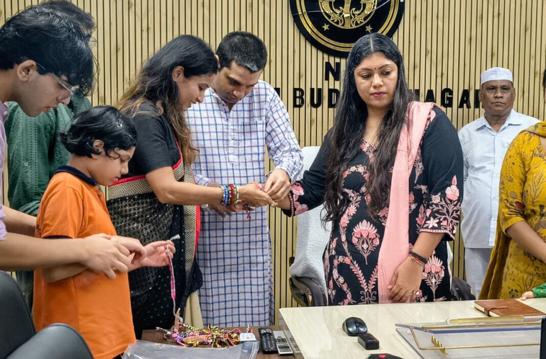 Raksha Bandhan Noida: विशेष बच्चों ने अपने हाथों से बनाई राखियां डीएम मेधा रूपम को बांधीं, कलेक्ट्रेट में दिखा भावुक नजारा Raksha Bandhan Noida: विशेष बच्चों ने अपने हाथों से बनाई राखियां डीएम मेधा रूपम को बांधीं, कलेक्ट्रेट में दिखा भावुक नजारा
