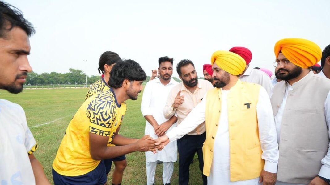 Patiala : मुख्यमंत्री भगवंत सिंह मान ने गांवों के युवाओं को 500 आधुनिक ‘ग्रामीण खेल मैदानों’ का तोहफा Patiala : मुख्यमंत्री भगवंत सिंह मान ने गांवों के युवाओं को 500 आधुनिक ‘ग्रामीण खेल मैदानों’ का तोहफा