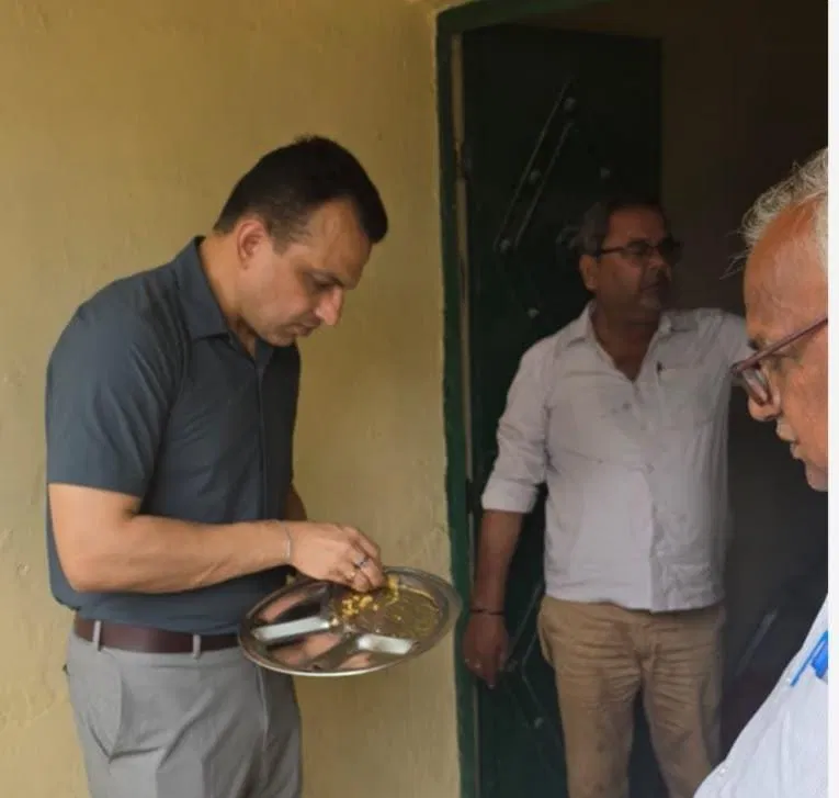 Mid-Day Meal: एसडीएम ने बच्चों के साथ बैठकर खाया एमडीएम, पूछा- रोज कैसा मिलता है खाना Mid-Day Meal: एसडीएम ने बच्चों के साथ बैठकर खाया एमडीएम, पूछा- रोज कैसा मिलता है खाना