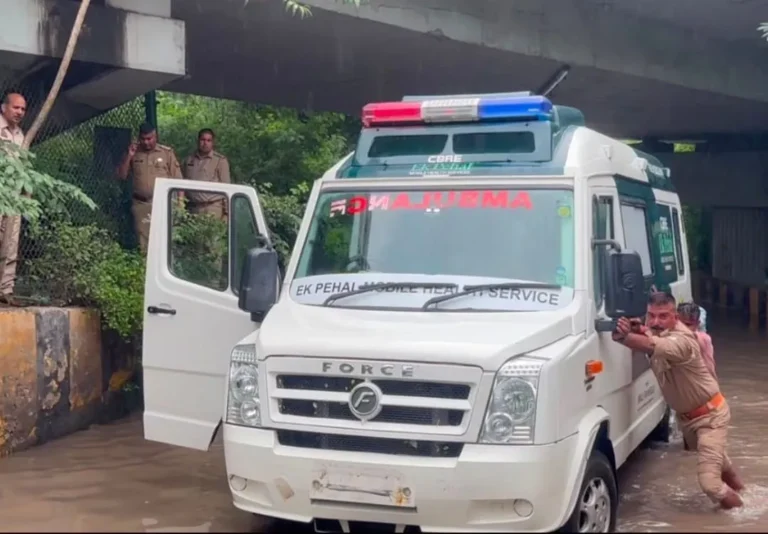 Rain Rescue: पानी में फंसी एंबुलेंस को धक्का देकर बाहर निकालने वाले नोएडा पुलिसकर्मियों की हो रही सराहना, मरीज की बची जान