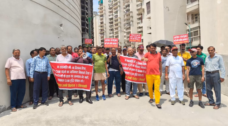 Greater Noida West: मेंटेनेंस शुल्क बढ़ोतरी के विरोध में तीसरे दिन भी जारी रहा इको विलेज-1 निवासियों का धरना