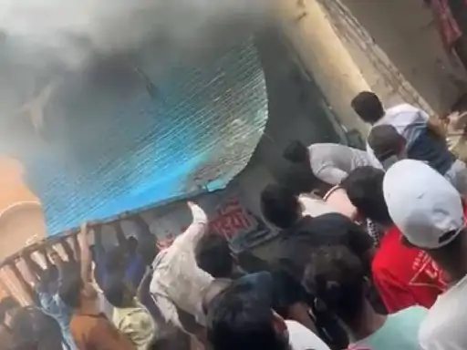 Medical Store Fire: नोएडा के बरौला गांव में मेडिकल स्टोर में लगी आग, लाखों की दवाइयां और सामान जलकर खाक Medical Store Fire: नोएडा के बरौला गांव में मेडिकल स्टोर में लगी आग, लाखों की दवाइयां और सामान जलकर खाक
