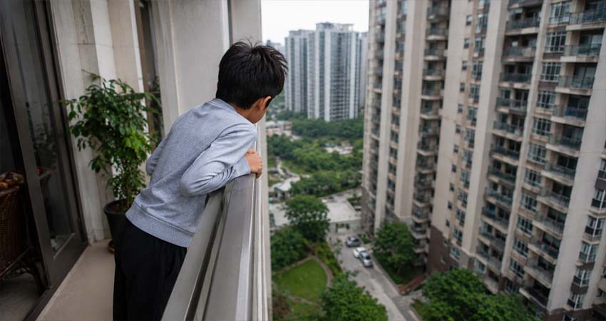 Noida Child Death: हाइड पार्क सोसाइटी की 17वीं मंजिल से गिरकर 11 वर्षीय आरव की मौत, बालकनी में दोस्तों से कर रहा था बात Noida Child Death: हाइड पार्क सोसाइटी की 17वीं मंजिल से गिरकर 11 वर्षीय आरव की मौत, बालकनी में दोस्तों से कर रहा था बात
