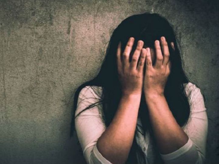 Uttar Pradesh : हापुड़ में इंटर कॉलेज के प्रधानाचार्य पर छात्रा से छेड़छाड़ का आरोप, पूर्व प्रधानाचार्य के खिलाफ भी रिपोर्ट दर्ज