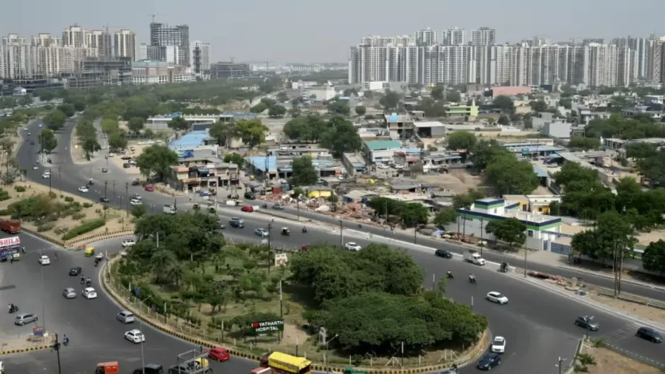 Greater Noida: नोएडा-ग्रेटर नोएडा में 27 अवैध कट होंगे बंद, सड़क हादसों पर लगेगी रोक Greater Noida: नोएडा-ग्रेटर नोएडा में 27 अवैध कट होंगे बंद, सड़क हादसों पर लगेगी रोक