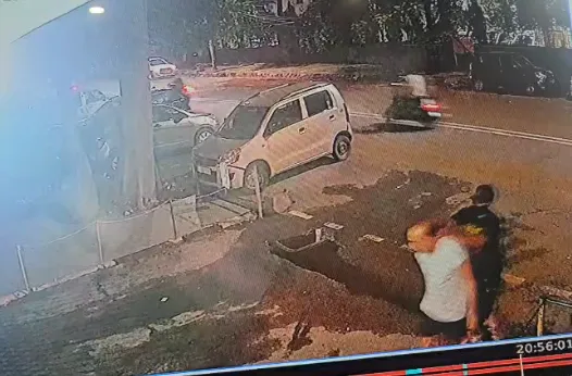 Chain Snatching: मधु विहार में वित्त मंत्रालय के अधिकारी से 22.5 ग्राम सोने की चेन लूटी, बाइक सवार बदमाश CCTV में कैद Chain Snatching