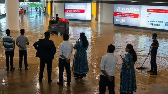 Noida Airport: टर्मिनल के अंदर पानी भरने का वीडियो वायरल, एयरपोर्ट प्रबंधन ने बताया फर्जी और AI जनरेटेड Noida Airport: टर्मिनल के अंदर पानी भरने का वीडियो वायरल, एयरपोर्ट प्रबंधन ने बताया फर्जी और AI जनरेटेड