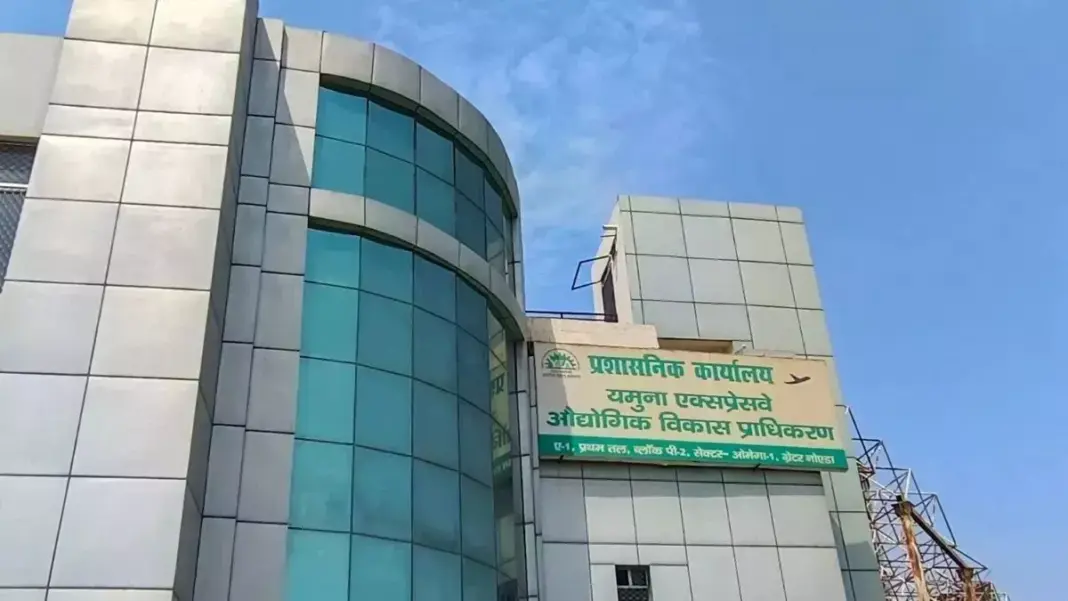 Noida Land Fraud: 8.38 लाख रुपये लेकर जमीन के फर्जी दस्तावेज बनाने का आरोप, चार पर केस Noida Land Fraud: 8.38 लाख रुपये लेकर जमीन के फर्जी दस्तावेज बनाने का आरोप, चार पर केस