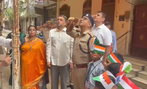 Independence Day: शकरपुर के विद्या बाल भवन स्कूल में ध्वजारोहण, DCP राजीव कुमार ने छात्रों को दिया विकसित भारत का संदेश Independence Day, Delhi Police, East Delhi, DCP Rajiv Kumar, Developed India 2047
