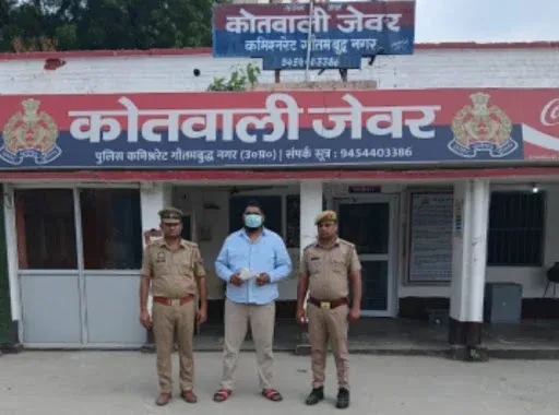 Greater Noida: परिवार पर फायरिंग करने वाला फरार आरोपी गिरफ्तार, अवैध पिस्टल और कारतूस बरामद