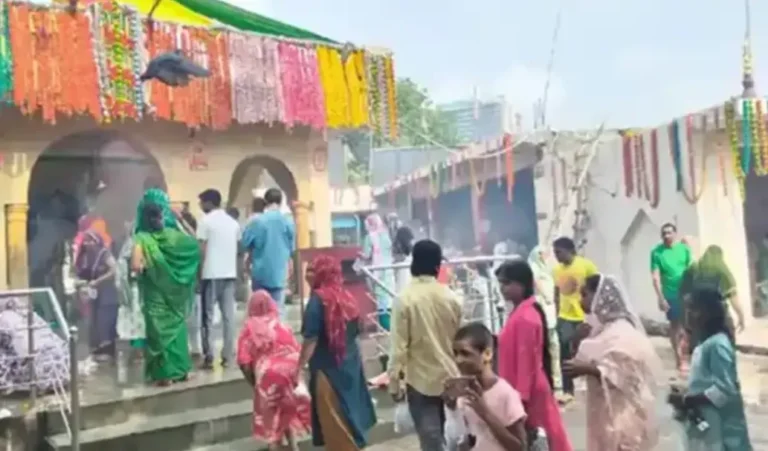 Sawan: सावन के पहले सोमवार पर शिवालयों में उमड़ा आस्था का सैलाब, जरूरतमंदों में बांटा गया सीलबंद दूध