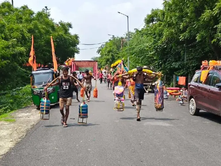 Kanwar Yatra: कांवड़ियों से पटी नोएडा की सड़कें, हर तरफ गूंज रहा ‘हर-हर महादेव’, 11 अगस्त को जलाभिषेक