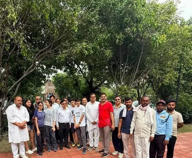 Noida: सेक्टर-105 में सफाई और पौधारोपण अभियान, बारिश के बीच झट्टा अंडरपास समेत कई इलाकों का निरीक्षण