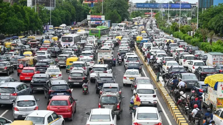 Greater Noida Traffic: एलजी गोल चक्कर पर जाम से मिलेगी राहत, सर्विस रोड का निर्माण शुरू