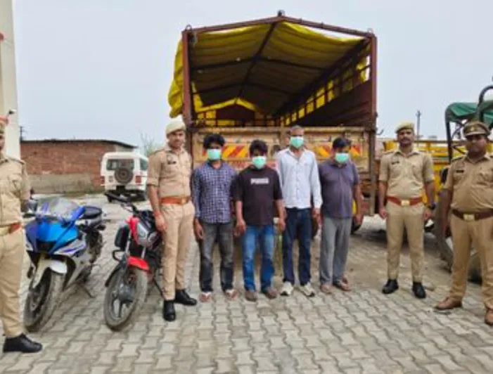 Noida Crime: सरियों से भरा ट्रक चोरी करने वाले चार बदमाश गिरफ्तार, चोरी का ट्रक और पूरा माल बरामद
