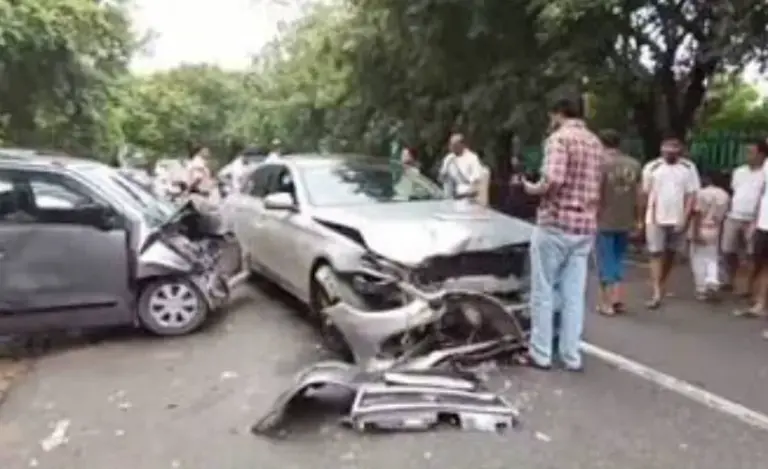 Car Accident: सेक्टर-79 चौराहे पर दो कारों की टक्कर, एक वाहन क्षतिग्रस्त