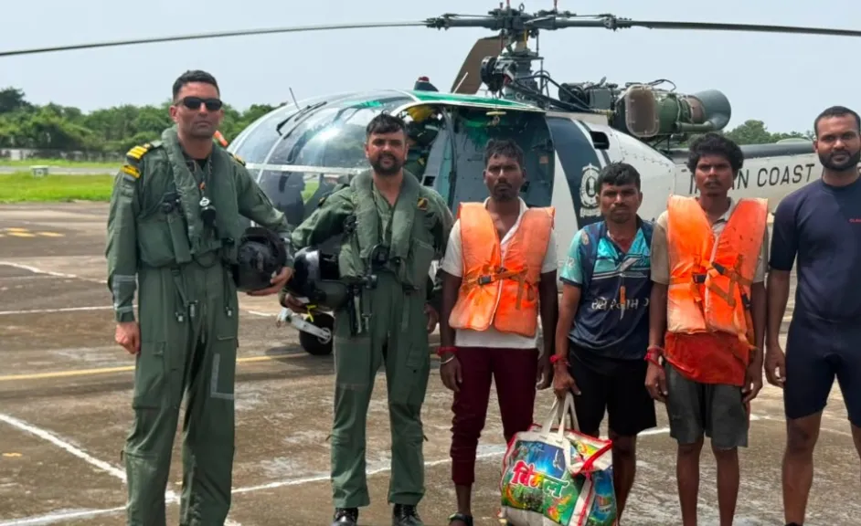 Coast Guard Rescue: समुद्र में डूबती ‘जय माला’ से 9 मछुआरों का रेस्क्यू, दमण से पहुंचा तटरक्षक हेलीकॉप्टर Coast Guard Rescue: समुद्र में डूबती ‘जय माला’ से 9 मछुआरों का रेस्क्यू, दमण से पहुंचा तटरक्षक हेलीकॉप्टर
