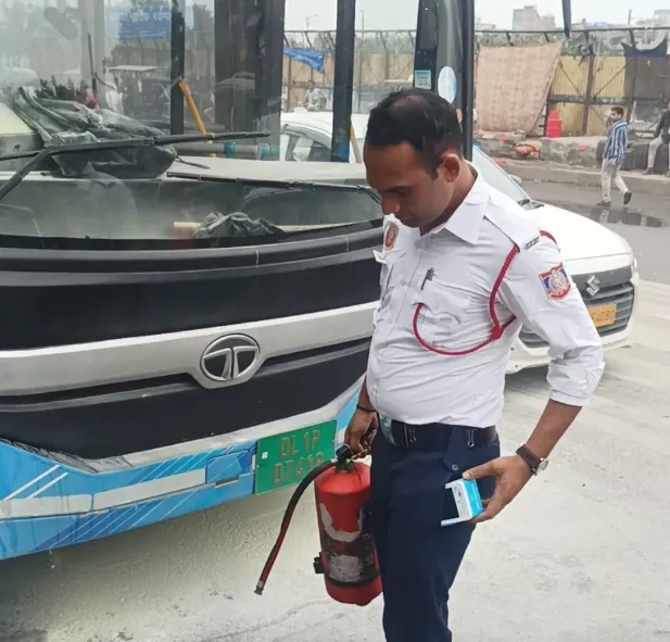 DTC Bus Fire: सीलमपुर टी-प्वाइंट पर DTC बस में लगी आग, ट्रैफिक पुलिसकर्मियों की सूझबूझ से टला बड़ा हादसा DTC Bus Fire, Seelampur, Delhi Traffic Police, Bus Fire Incident, Delhi News