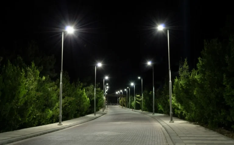 Greater Noida: ग्रेटर नोएडा के गांवों को जोड़ने वाली सड़कों पर लगेंगी एलईडी स्ट्रीट लाइटें