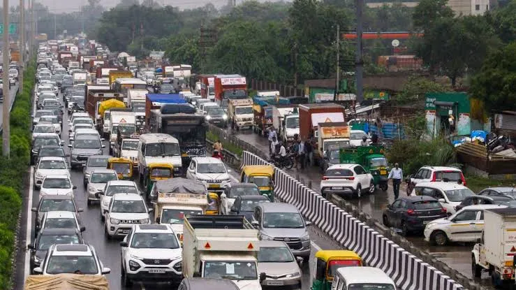 Noida Traffic Jam: सेक्टर-128 से चिल्ला बॉर्डर तक सात किलोमीटर लंबा जाम, बारिश और कांवड़ियों की भीड़ से बढ़ी परेशानी