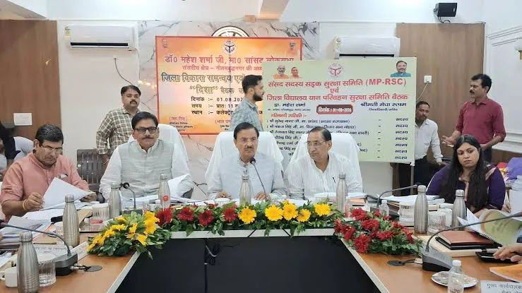 Road Safety: सांसद डॉ. महेश शर्मा ने सड़क सुरक्षा और ट्रैफिक सुधार के लिए अधिकारियों को दिए सख्त निर्देश