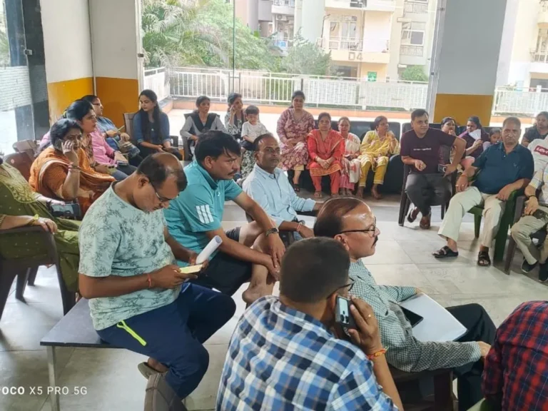 Greater Noida West: मेंटेनेंस शुल्क बढ़ोतरी के विरोध में इको विलेज-1 के निवासियों का प्रदर्शन जारी