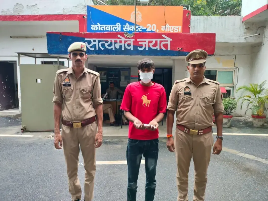 Noida Salon Theft: सैलून का ताला तोड़कर 1.18 लाख रुपये और मोबाइल चोरी, आरोपी साजन गिरफ्तार Noida Salon Theft: सैलून का ताला तोड़कर 1.18 लाख रुपये और मोबाइल चोरी, आरोपी साजन गिरफ्तार