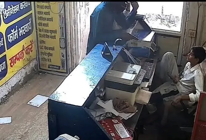 Crime Focus: नोएडा में साइबर कैफे से 80 हजार की लूट, बदमाशों की तलाश में चार पुलिस टीमें सक्रिय Crime Focus: नोएडा में साइबर कैफे से 80 हजार की लूट, बदमाशों की तलाश में चार पुलिस टीमें सक्रिय