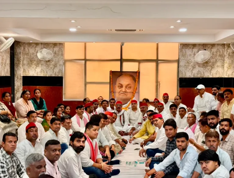 Samajwadi Party: नोएडा में छोटे लोहिया जनेश्वर मिश्र की 94वीं जयंती मनाई, बूथ संगठन मजबूत करने का लिया संकल्प