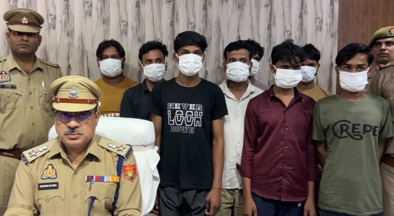 Noida Police: मोबाइल स्नैचिंग गैंग का भंडाफोड़, 8 आरोपी गिरफ्तार, 300 से ज्यादा मोबाइल और पार्ट्स बरामद