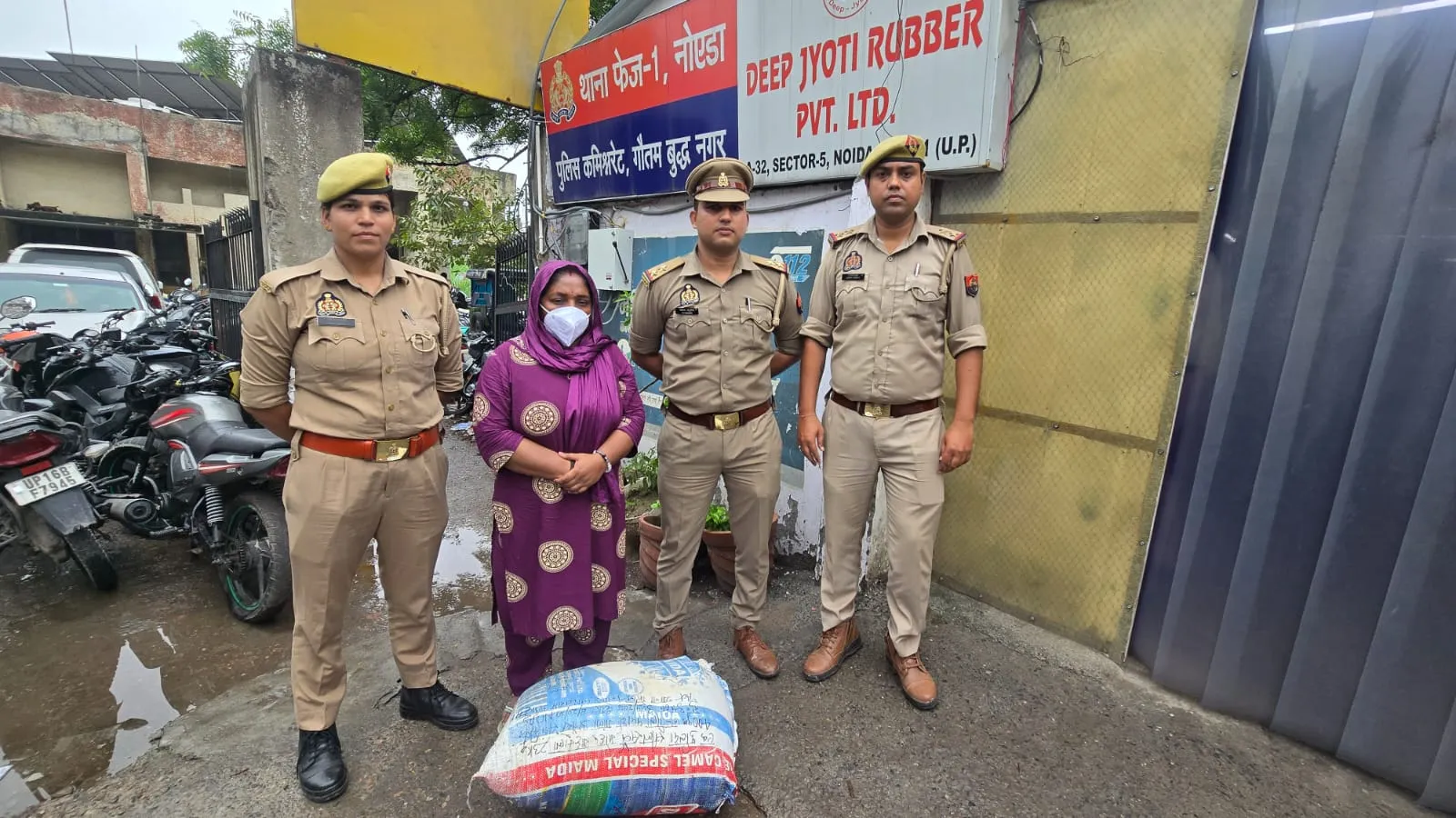 Noida Crime: गांजा तस्करी नेटवर्क का भंडाफोड़, 23.4 किलो गांजा बरामद, महिला तस्कर गिरफ्तार Noida Crime: गांजा तस्करी नेटवर्क का भंडाफोड़, 23.4 किलो गांजा बरामद, महिला तस्कर गिरफ्तार