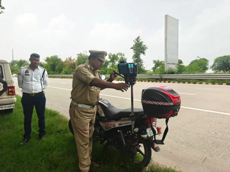 Traffic Rules: नोएडा में नियम तोड़ने वाले 5990 वाहनों के ई-चालान, 15 वाहन जब्त