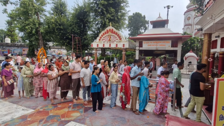 Sawan Somwar: सावन के पहले सोमवार पर शिवालयों में उमड़ा श्रद्धालुओं का सैलाब