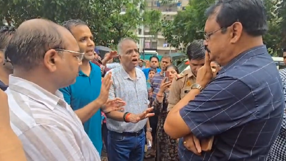 Greater Noida Water Crisis: ग्रेटर नोएडा की सोसायटी में पानी के लिए हंगामा, 48 घंटे से परेशान 100 से अधिक फ्लैटों के लोग Greater Noida Water Crisis: ग्रेटर नोएडा की सोसायटी में पानी के लिए हंगामा, 48 घंटे से परेशान 100 से अधिक फ्लैटों के लोग