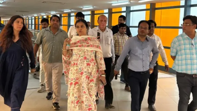 Noida Skywalk: रक्षाबंधन पर खुला नोएडा का पहला स्काईवॉक, 33 करोड़ की लागत से ब्लू और एक्वा लाइन को करेगा कनेक्ट Noida Skywalk: रक्षाबंधन पर खुला नोएडा का पहला स्काईवॉक, 33 करोड़ की लागत से ब्लू और एक्वा लाइन को करेगा कनेक्ट